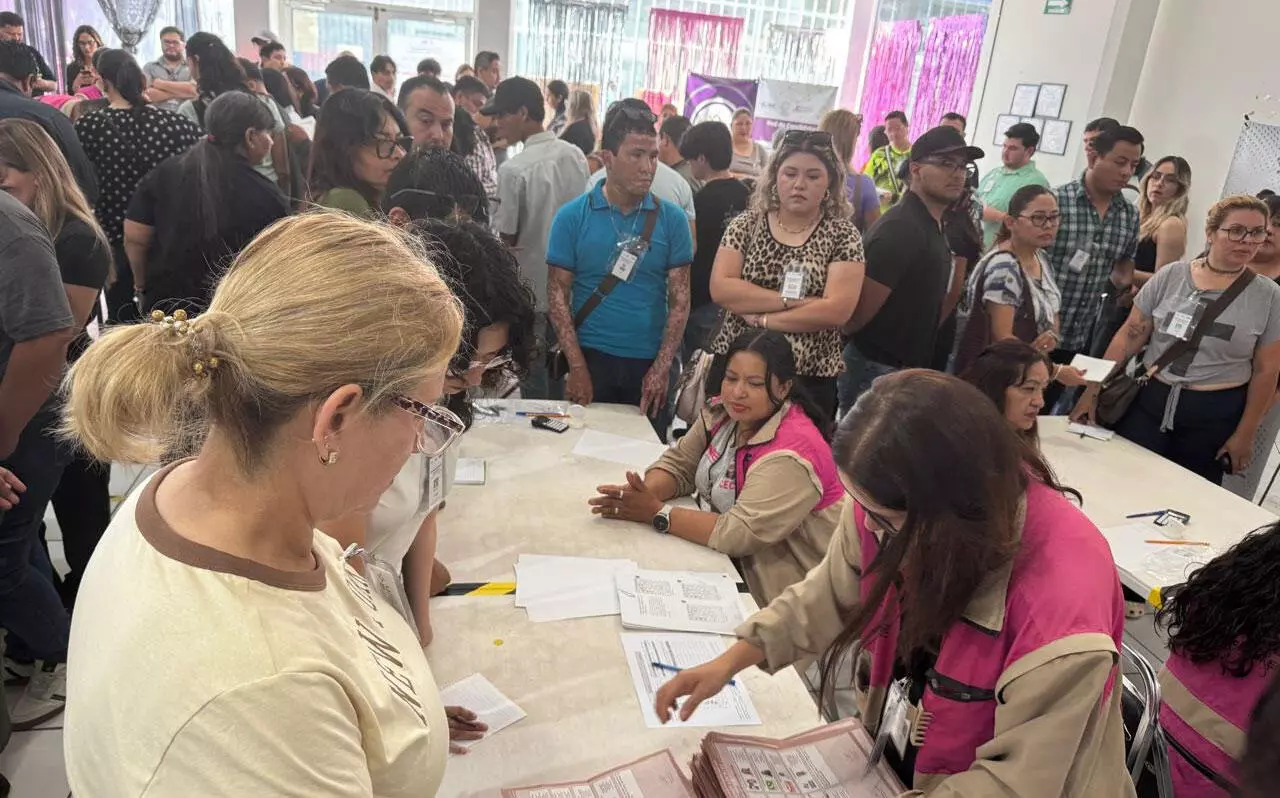 El Comité Distrital V del Instituto Electoral de Coahuila (IEC) inició la apertura de más de 100 urnas para el conteo de votos, previo a emitir el 