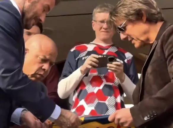 La leyenda del futbol y el reconocido actor fueron captados con una indumentaria del Tricampeón