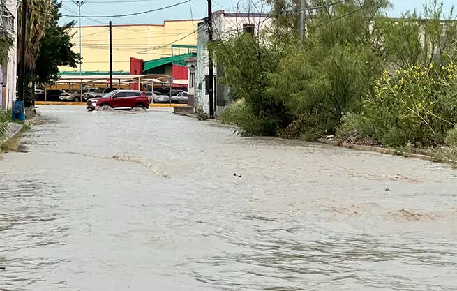 Tromba en Acuña cierra vialidades y causa inundación en varias colonias