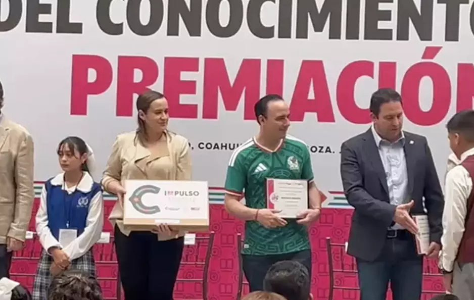 Premia Manolo Jiménez a ganadores de Olimpiadas del Conocimiento