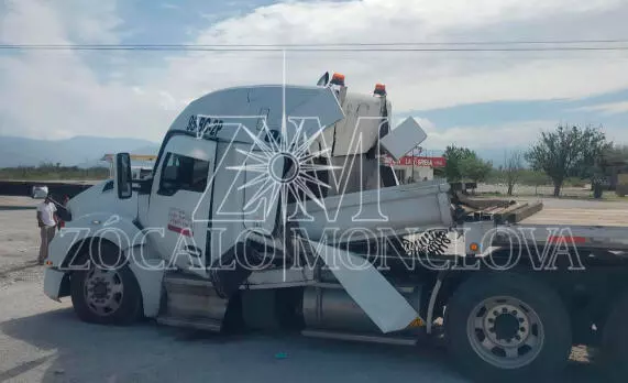 De acuerdo con la información, se trata de un tráiler que transporta rollos, se presume que se soltó un rollo y que aplastó la cabina del tractoc