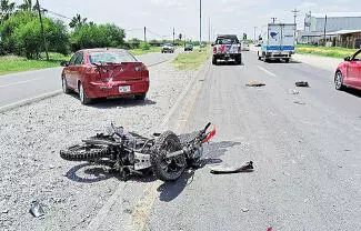 El joven de 17 años, descendió del puente de la carretera 30 y no se percató que un vehículo bajaba la velocidad para retornar
