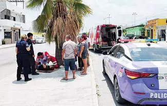 Una joven motociclista resultó lesionada al sufrir una aparatosa caída cuando circulaba por calles de la colonia Hipódromo.