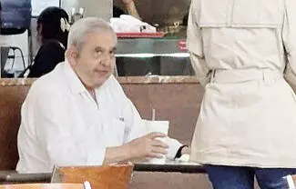 Evidenciando el drástico contraste entre la realidad de los ex empleados en Coahuila y la cómoda vida de retiro que el empresario mantiene