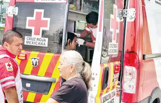 Un veinteañero terminó con una herida en el rostro, al no tener precaución y estamparse en una camioneta.