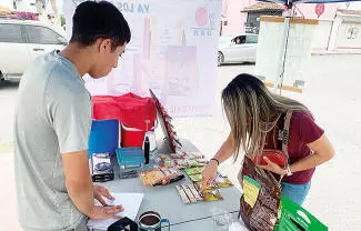 José Carlos, dijo ser estudiante de preparatoria por el sistema abierto, lo que le permite emprender junto a su familia