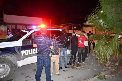 De acuerdo con los reportes, hombres y mujeres consumían bebidas alcohólicas dentro y fuera del domicilio, alterando el orden público.