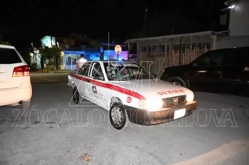 El taxista no observó el señalamiento gráfico de alto, el cual estaba cubierto por las ramas de un árbol.