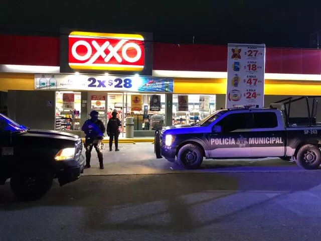 Daños materiales dejó un accidente registrado en una tienda de conveniencia ubicada en la colonia Villas del Norte