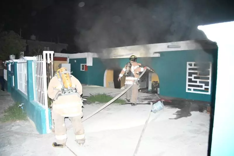 El siniestro se originó presuntamente por un cortocircuito en una extensión eléctrica que se encontraba en malas condiciones dentro de una de las recámaras.