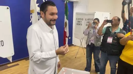 El munícipe destacó que la jornada transcurre con normalidad y en un ambiente de paz, e hizo un llamado a la ciudadanía a respetar la democracia. 