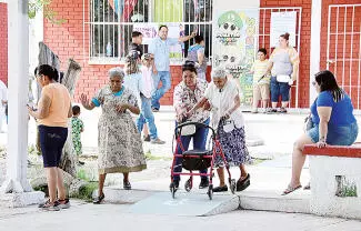Utilizando una andadera, pero a paso firme, doña María de la Luz Lucio Pérez, de 90 años de edad, acudió a cumplir con su deber ciudadano.