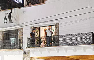 Hombres y mujeres se concentraron en un hotel para cobrar los mil 200 pesos que, presuntamente, recibirían por su labor durante el proceso electoral
