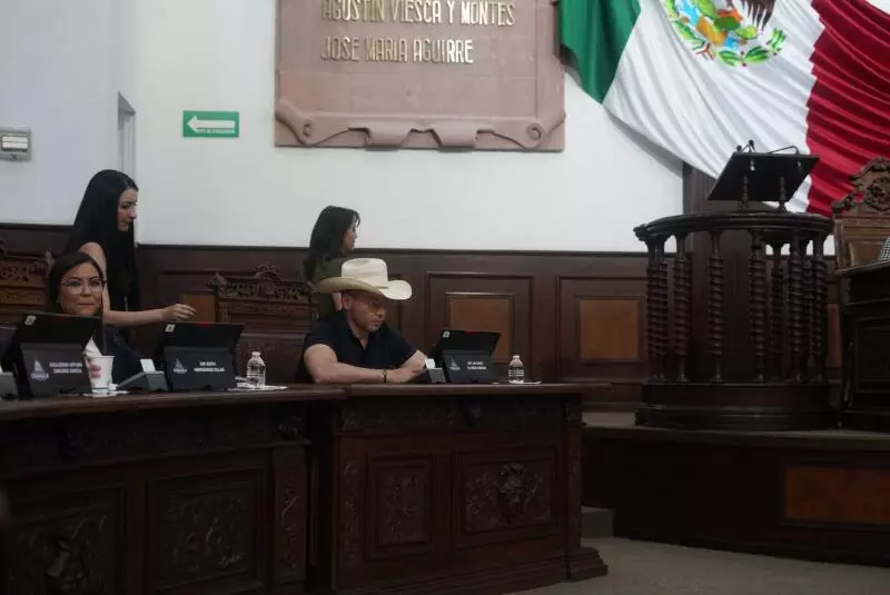 El artículo 51 de la Constitución Política del Estado de Coahuila establece que cuando un legislador se ausente de tres sesiones consecutivas sin causa justificada ni licencia aprobada, procede llamar a su suplente para ocupar el cargo.