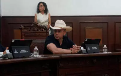 Se niega a retirar para que el diputado suplente rinda protesta en el Congreso del Estado.