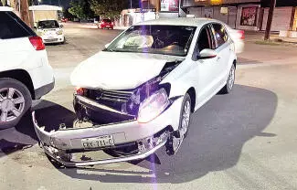 Cuantiosos daños materiales fue el saldo de un aparatoso accidente vial registrado durante la noche de ayer en calles de la Zona Centro.