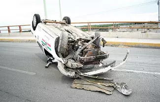 Un taxista protagonizó una aparatosa volcadura la mañana de este martes sobre el puente elevado del libramiento Carlos Salinas de Gortari.
