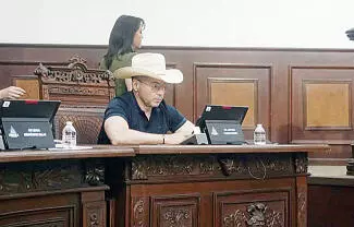 Tania y Antonio Flores armaron un espectáculo en el Congreso estatal buscando evitar la suspensión del legislador. 