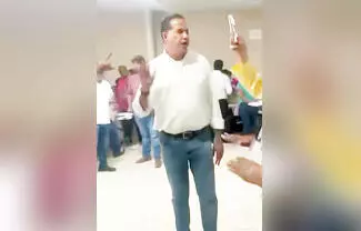 Representantes de diversos partidos políticos le exigían al legislador que presentara la acreditación