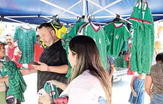 Como pan caliente se estaban vendiendo ayer en Monclova los jersey de la Selección Mexicana de Futbol.