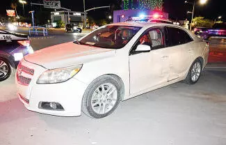 Una mujer resultó responsable de un aparatoso accidente automovilístico la noche del martes.