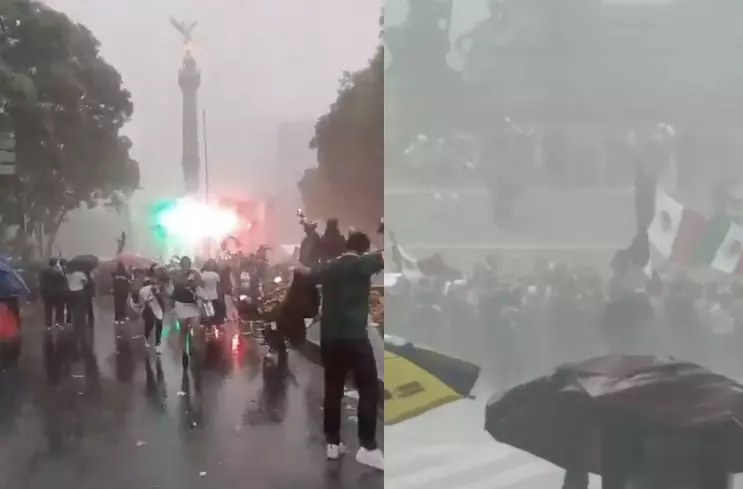 A pesar de la lluvia, aficionados se reúnen en el Ángel de la Independencia para celebrar la victoria de México ante Sudáfrica.. 