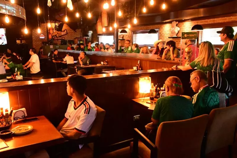 Para la una de la tarde, hora en la que arrancó el partido, los principales restaurantes de la ciudad ya estaban completamente abarrotados, con lo qu
