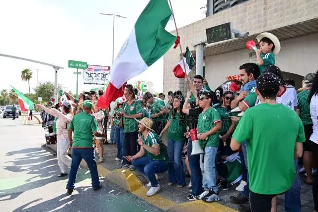Ni el calor de 39 grados centígrados que se dejó sentir impidió que los ciudadanos celebraran el logro de la Selección Mexicana