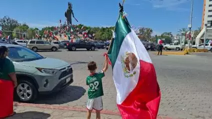 Niños, adultos y hasta mascotas se concentraron en el punto de encuentro tradicional de la ciudad fronteriza para coronar el debut victorioso del Tri.
