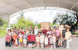 En compañía de habitantes de la comunidad de Estación Barroterán, la alcaldesa Laura Jiménez Gutiérrez, realizó la entrega de la obra de suministro e instalación de malla sombra.