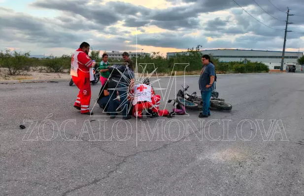 Paramédicos de la Cruz Roja Mexicana auxiliaron al joven motociclista.