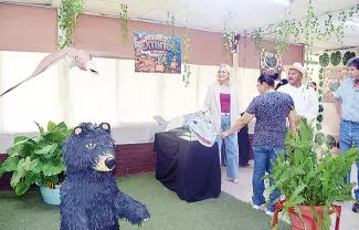 La alcaldesa de Múzquiz, Laura Jiménez Gutiérrez, presidió este viernes junto con autoridades educativas y del comisariado ejidal de La Cuchilla, La Feria del Aprendizaje