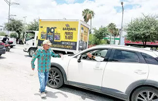 A sus 82 años, don Lucio Peña, originario de Castaños, lleva más de 30 años viviendo de la caridad que solidariamente le ofrecen los automovilist
