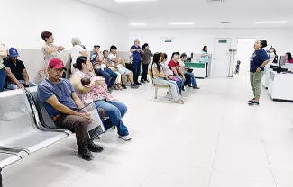 Mientras esperan la consulta, los pacientes son invitados a la activación física