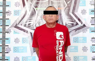 Portaba una bolsa transparente y cinco bolsitas de plástico que contenían la sustancia
