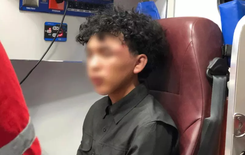 Descendió de un taxi acompañado de varias jovencitas, luego de asistir a una fiesta de quince años celebrada en el salón Alteza