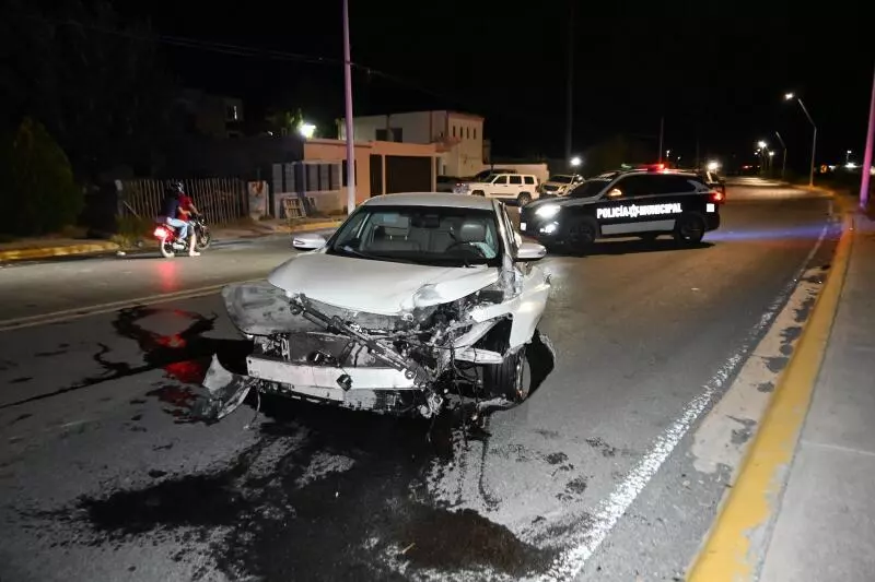 De acuerdo con los primeros reportes, el conductor, identificado como Julio César, circulaba presuntamente a exceso de velocidad.