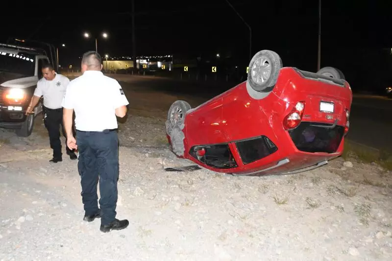 El accidente movilizó a elementos de Control de Accidentes luego de que automovilistas reportaran una unidad volcada a la altura de la colonia Miguel Hidalgo