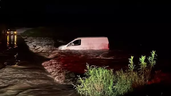Elementos de Protección Civil de Nuevo León realizaron las maniobras de rescate y lograron poner a salvo a los tres ocupantes