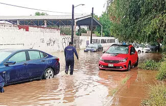 Basura y colchones obstruyeron la salida normal del agua, lo que provocó el desastre en el plantel de la Primero de Mayo