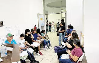Ni la fuerte lluvia de ayer detuvo a casi 150 buscadores de empleo que se presentaron en las oficinas del Servicio Nacional de Empleo.