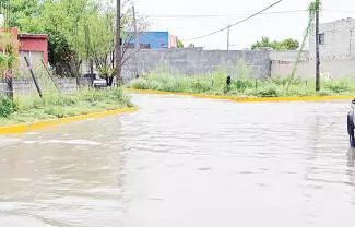 Familias de la colonia Elsa Hernández y Leandro Valle sufrieron la inundación de sus viviendas.