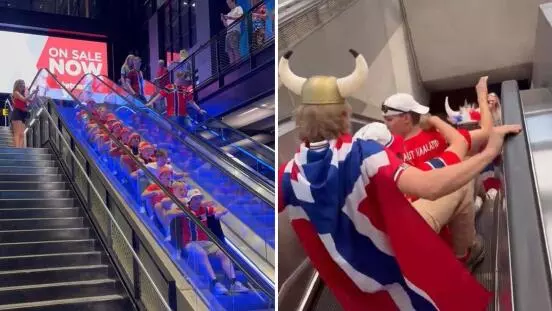 Hinchas con camisetas rojas hicieron un cántico con gesto sincronizado de remo al grito de 