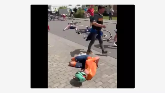 En un video se aprecia cuando la adulta mayor, que se encontraba a un costado de la vía, ingresó de forma repentina, lo que provocó que un ciclista