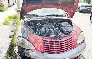 Un aparente cortocircuito estuvo a punto de convertir un automóvil en pérdida total la mañana de este martes en la colonia Los Bosques.
