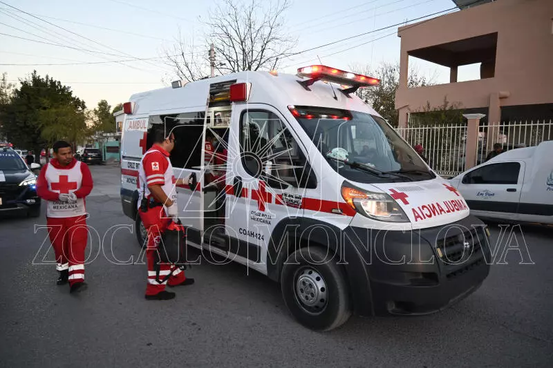 Lo que comenzó como una reunión para convivir después de la jornada laboral terminó con un hombre hospitalizado.