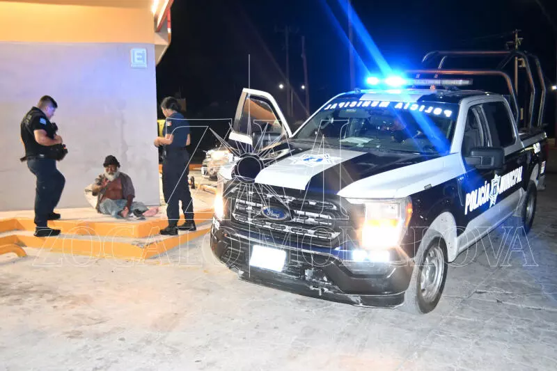 Los hechos se registraron sobre el libramiento Carlos Salinas de Gortari, en su cruce con la avenida Sidermex, a la altura de la colonia Loma Linda, donde trabajadores del negocio reportaron la presencia del hombre recostado en la banqueta.