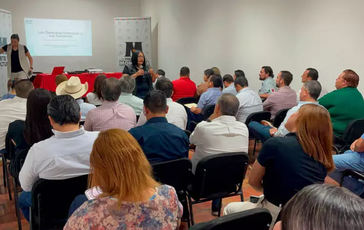  La dirección de Derechos Humanos llevó a cabo la capacitación de funcionarios municipales de Monclova para mejorar el trato hacia la ciudadanía. 