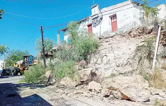 Bloquean rocas y tierra la calle Rafael de la Fuente en la Zona Centro de Monclova