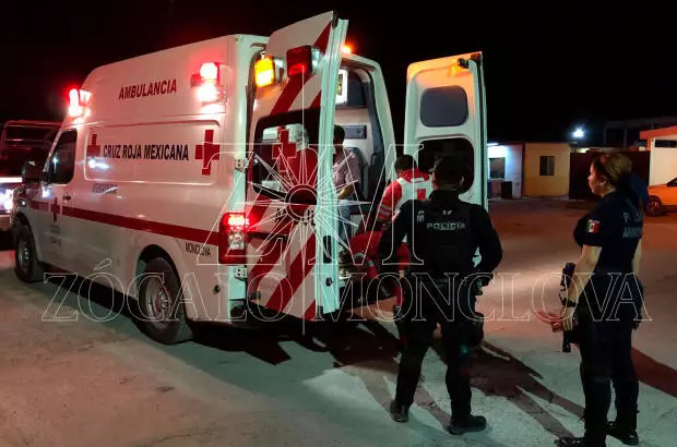 Paramédicos de la Cruz Roja Mexicana acudieron al sitio tras recibir el reporte ciudadano y, al arribar, localizaron a un joven de aproximadamente 25 años de edad.